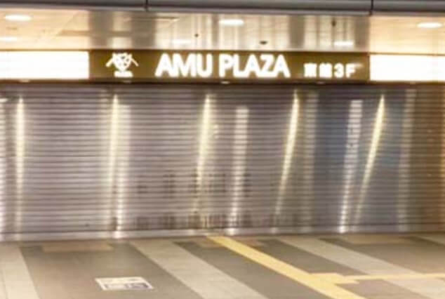左手にアミュプラザ東館3階入口が見えます。