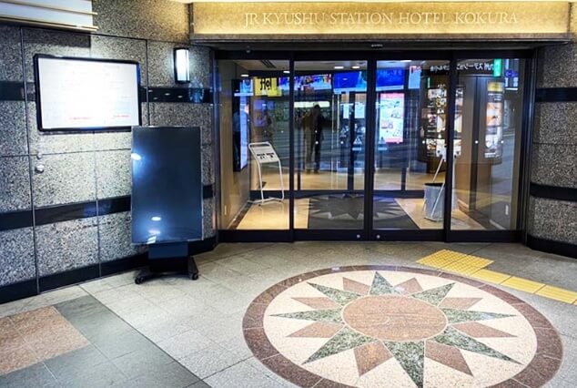 アミュプラザ東館入口の右側にJR九州ステーションホテル小倉の入口があります。そちらのエレベーターから4階までお進みください。